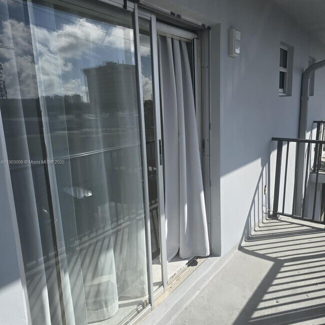 Building Photo - 1100 NE 1st Ct