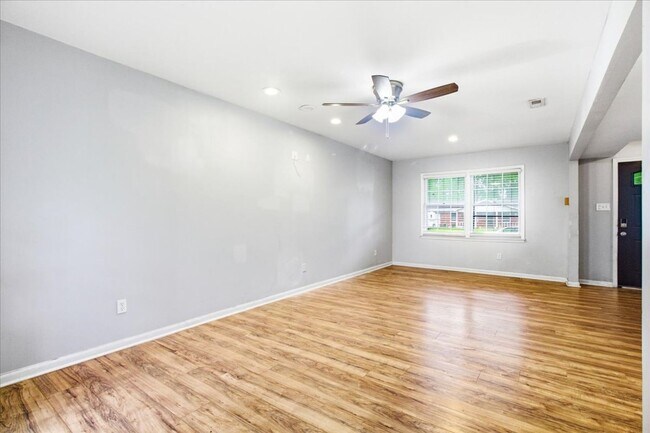 Building Photo - 208 Greenbriar Dr