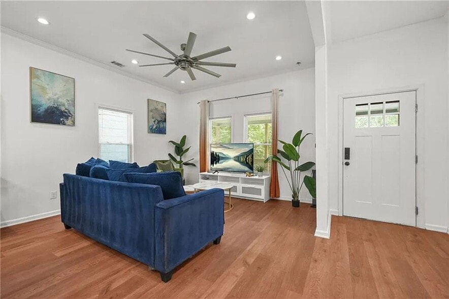 Building Photo - 805 Coleman St SW