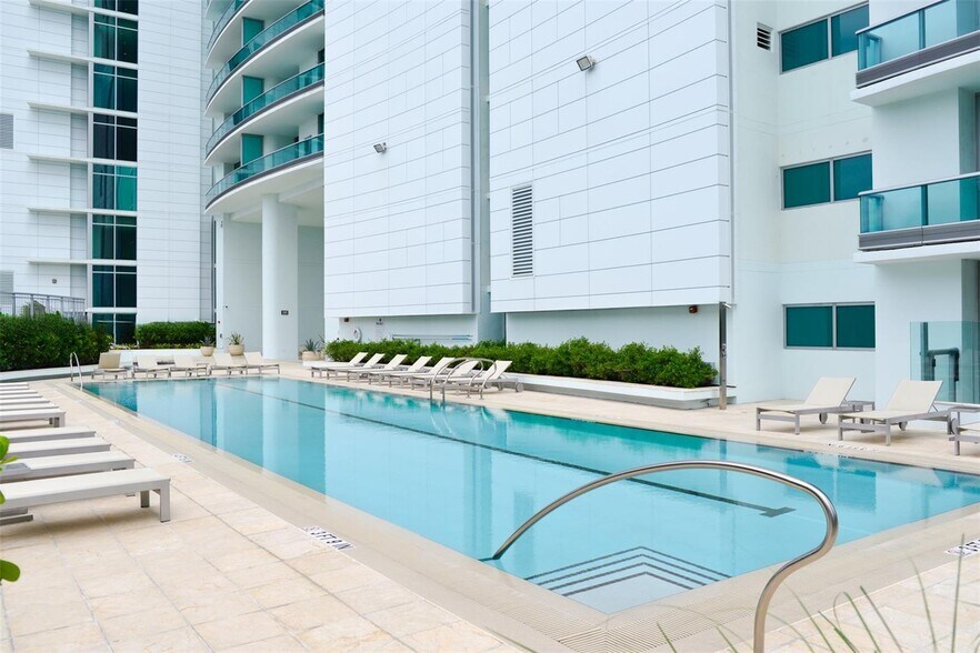 Building Photo - 900 Biscayne Blvd