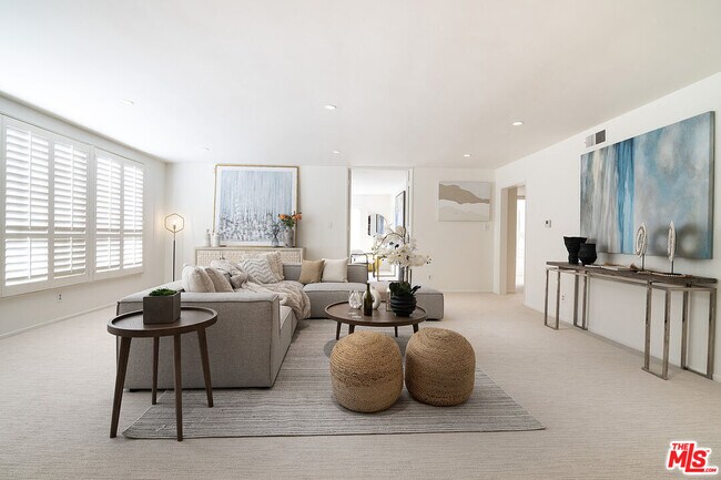 Building Photo - 344 S Doheny Dr