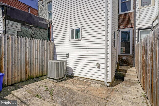 Building Photo - 3037 Tulip St