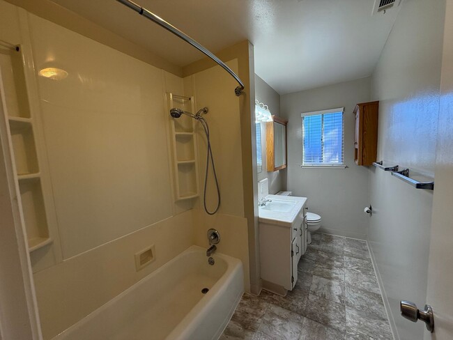 Building Photo - Recently updated single story home in Mode...