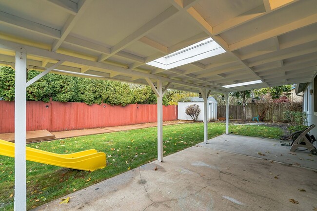 Building Photo - Hyland Hills 5 Bedroom Gem