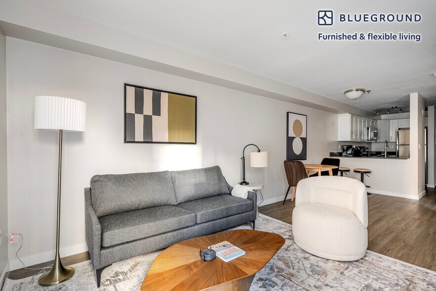 Building Photo - 526 Yale Ave N