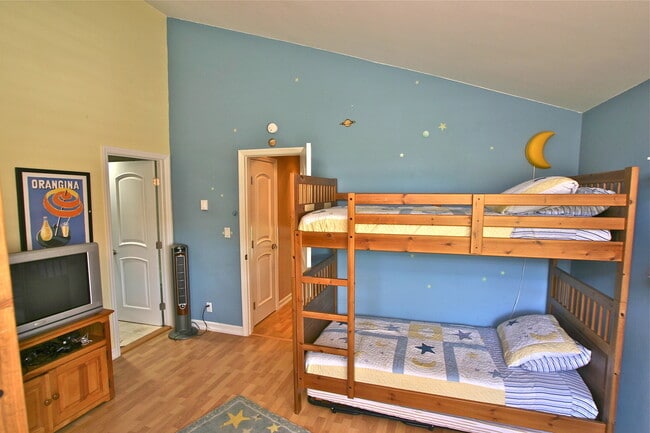 Building Photo - Incredible East Beach Town-Home unfurnishe...