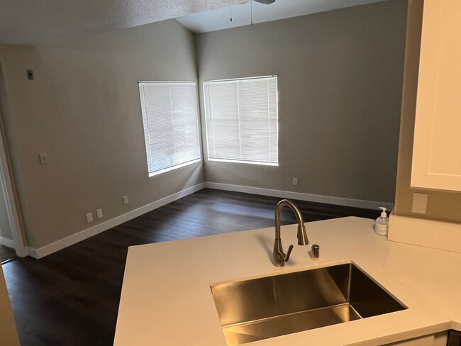 Building Photo - 2 Bedroom 1 Bath In Central Las Vegas