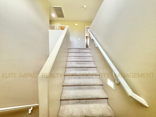 Building Photo - 6004 S Meadow Breeze Dr