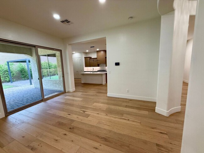 Building Photo - 1708 W Oberlin Way