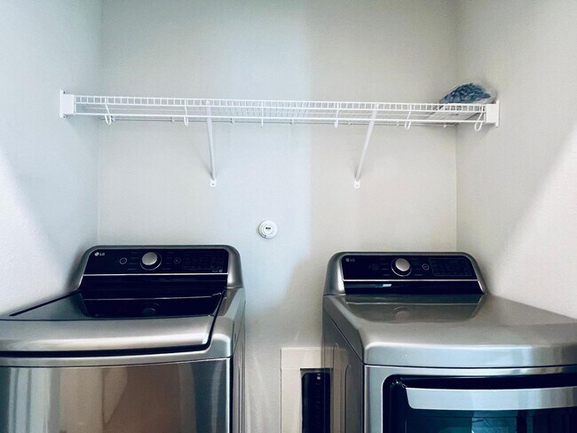 Building Photo - $500 OFF ON FIRST MONTH'S RENT! APPLICATION FEE WAIVED!  Modern 3BD/2BA Home in Blue Ridge Ranch ...