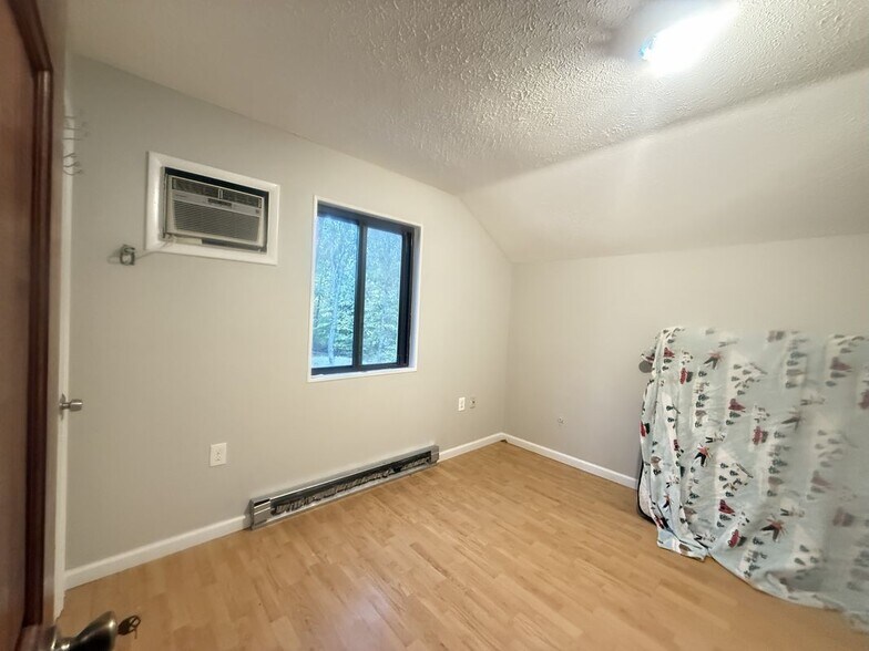 Building Photo - 1049 Alpine Dr