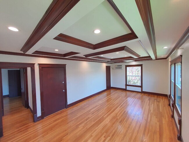 Building Photo - 5329 Vantage Ave