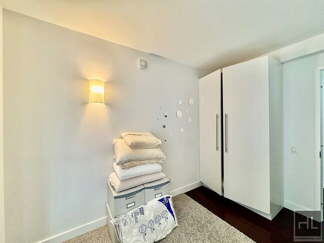 Building Photo - Large 2 bed 2 bath with two private outdoo...