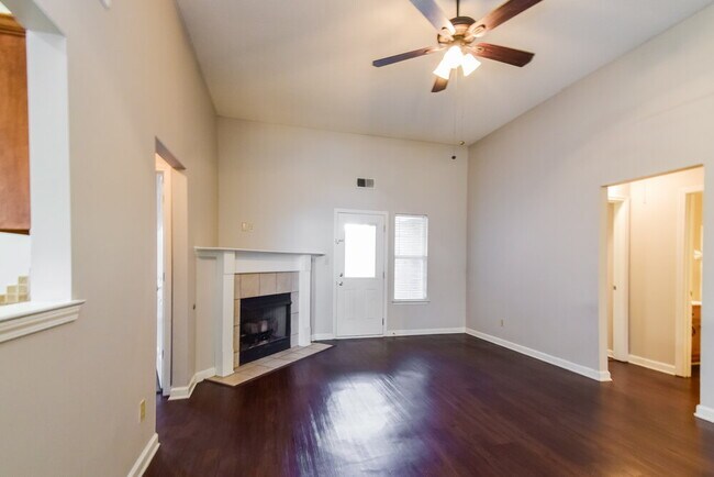 Building Photo - 8236 Clubview Dr