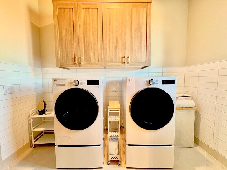 Building Photo - 275 Ginger St