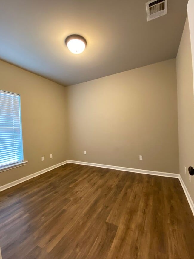 Building Photo - Beautiful 3 bedroom home
