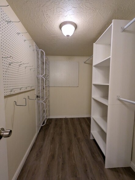 Building Photo - 739 E Vlg Cir