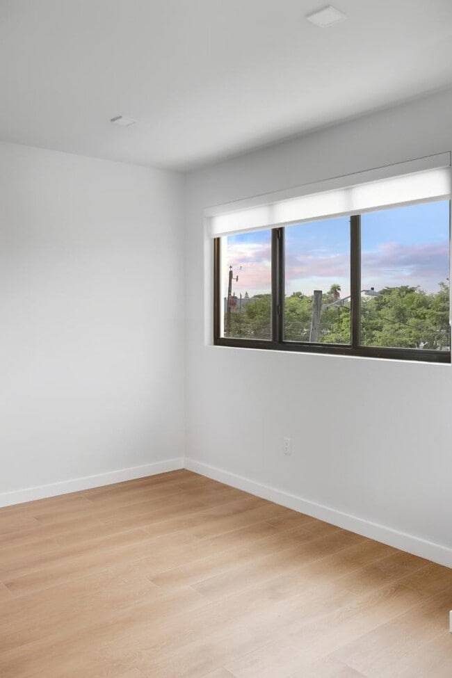 Building Photo - 1376 SW 4th St