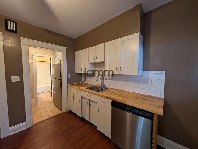 Building Photo - 1560 Coutant Ave