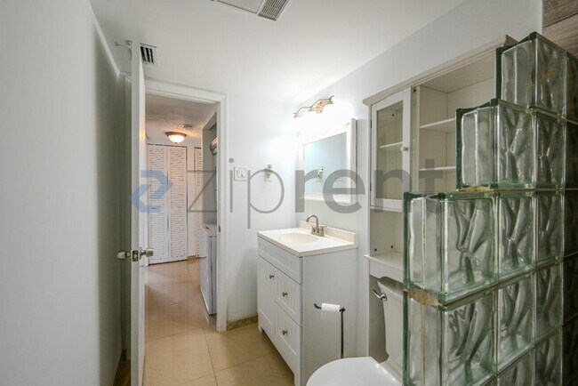 Building Photo - 1250 Miami Rd