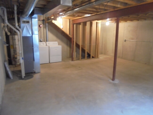 Building Photo - 615 Windsor Dr