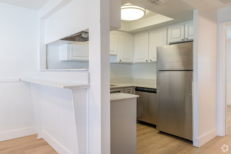 1BD, 1BA - 589SF - Kitchen - Westshore Flats