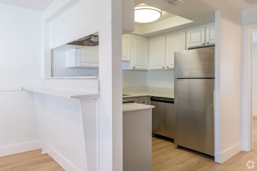 1BD, 1BA - 589SF - Kitchen - Westshore Marina Flats
