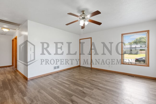 Building Photo - 305 S Elm St