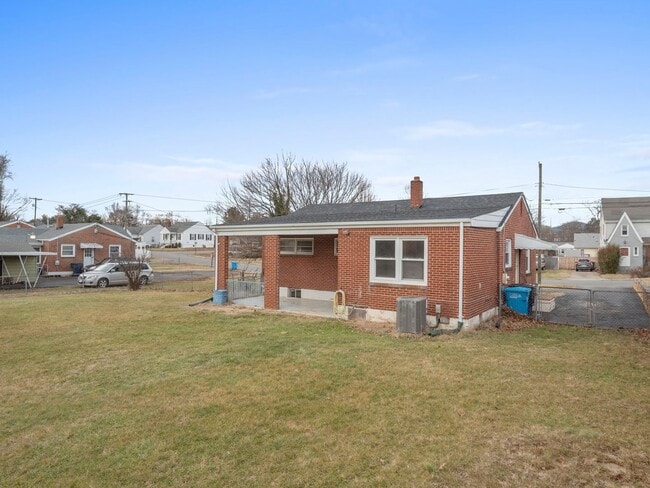 Building Photo - 4 Bedroom/ 2 Bath Home for Rent in NW Roanoke