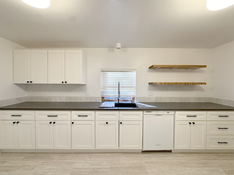 Building Photo - 721 W Manhattan Ave