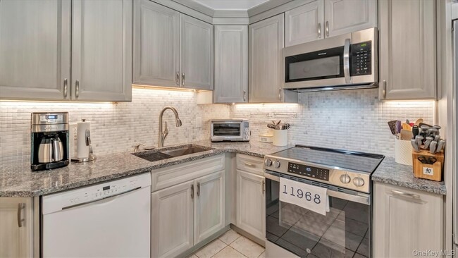 Building Photo - 10 Leland Ln