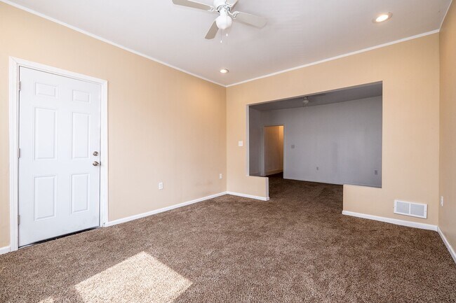 Building Photo - 627 Hague St