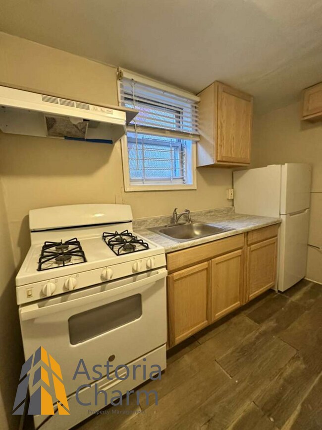 Building Photo - 910 Edmondson Ave