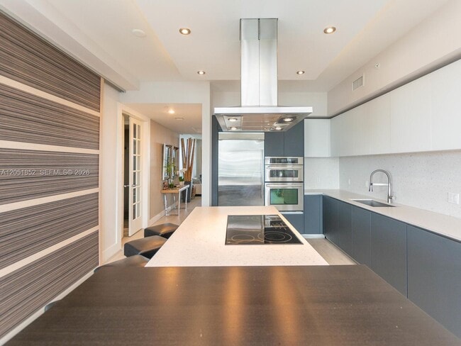Building Photo - 1300 Brickell Bay Dr
