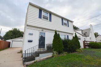 Building Photo - Conveniently located 3 bed 1.5 with Fenced In Yard Available NOW!