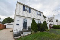 Building Photo - Conveniently located 3 bed 1.5 with Fenced In Yard Available NOW!