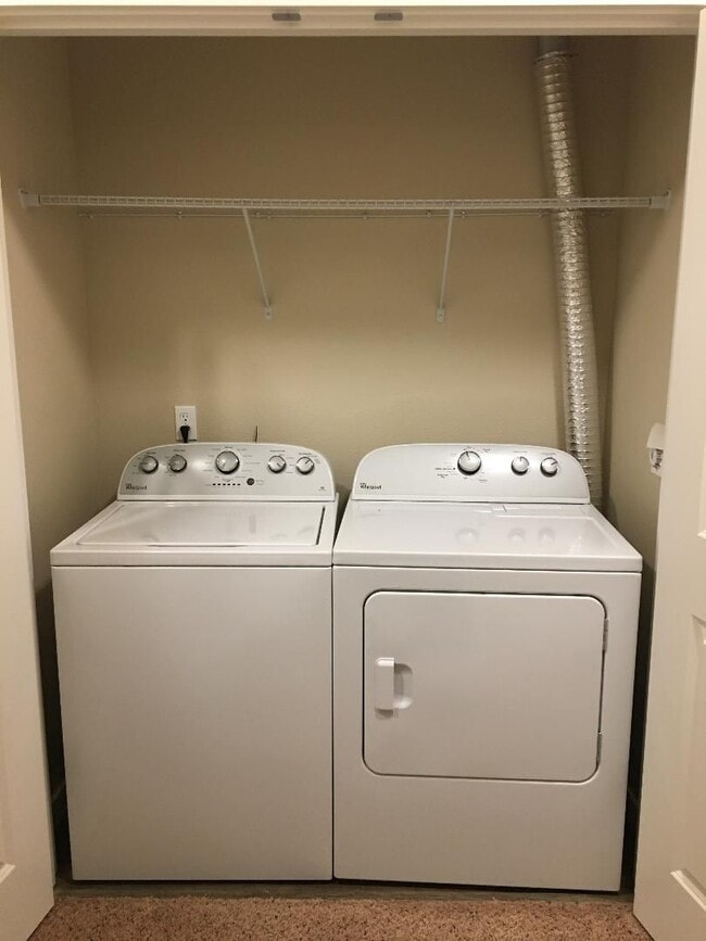 Building Photo - Experience style, comfort and convenience in this well-appointed 2 bedroom 2 bath!