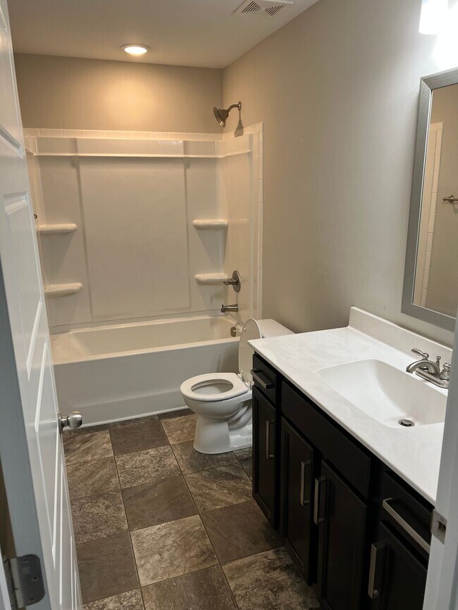 Building Photo - Spacious 4 Bedroom Home in Sango