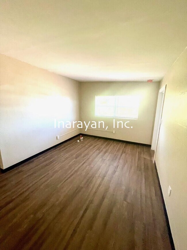 Building Photo - 2204 W Central Blvd