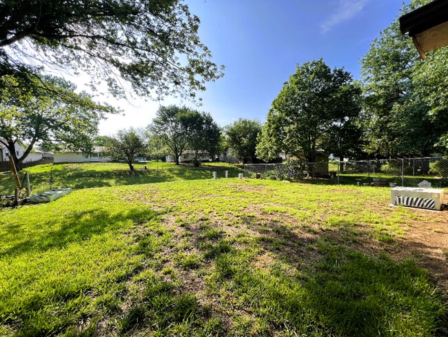 Building Photo - 2018 Rosewood Ct