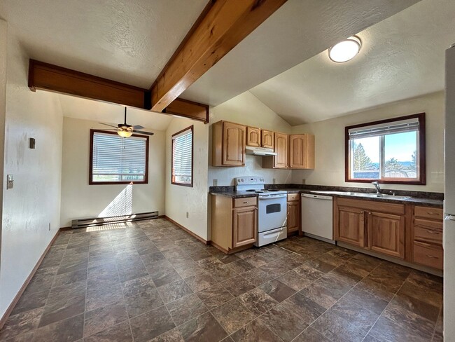 Building Photo - 2 bed, 1 Bath in Hamilton. Includes one ca...