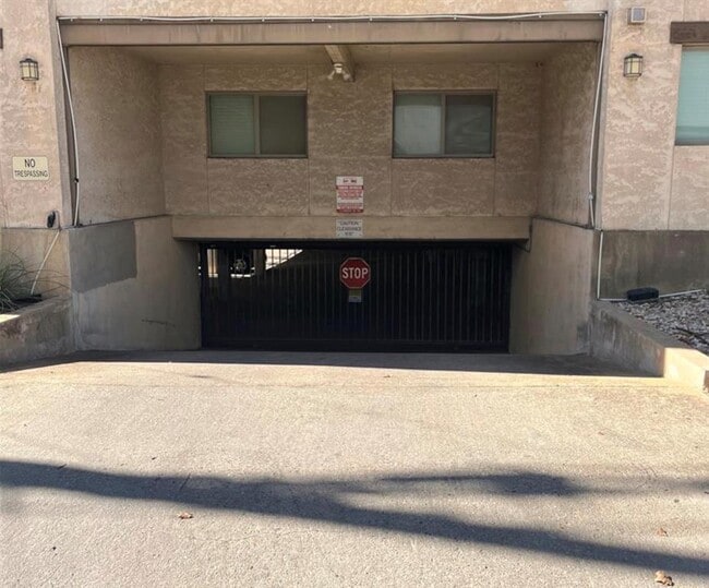 Building Photo - 505 W 7th St