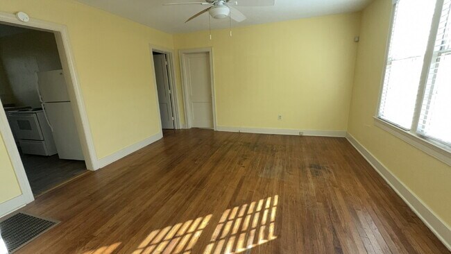 Building Photo - Belhaven apartment for $1195 with washer/ dryer and water included!!