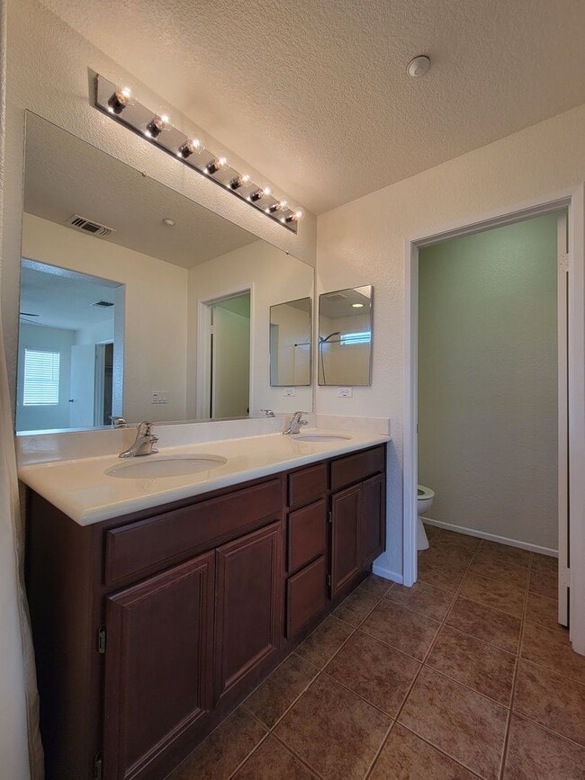 Building Photo - Spacious 3-Bedroom Townhome in Imperial – Available for Lease!