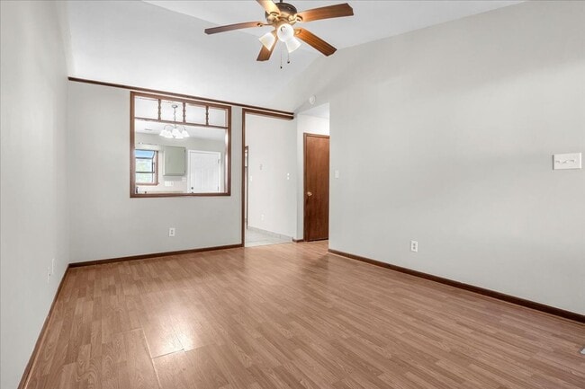 Building Photo - 2 Bed 2.5 Bath Duplex