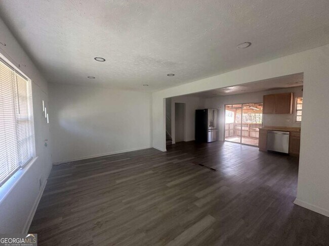 Building Photo - 1009 Pinecrest Dr