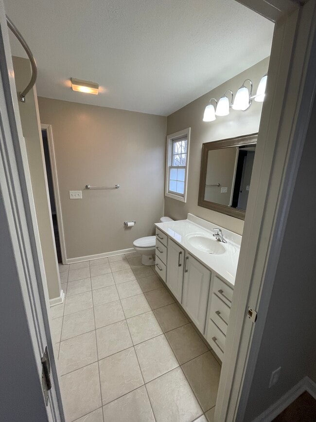 Upstairs bathroom - 33 Cherokee Ridge Ct
