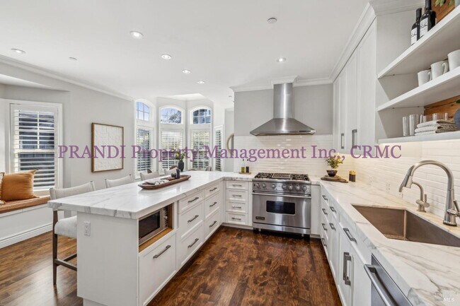 Building Photo - Luxury Townhome on Exclusive De Silva Island!