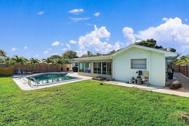 Building Photo - 4193 Hyacinth Cir N