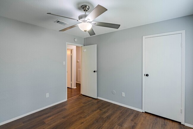 Building Photo - 6 Basal Briar Ct